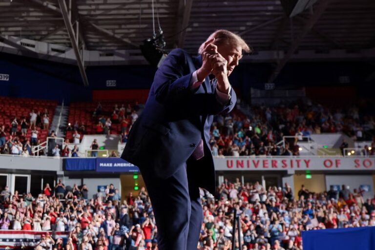 2026-10-03T005354Z_1277620878_RC2CVNAG1VS2_RTRMADP_3_USA-TRUMP-ALABAMA.JPG