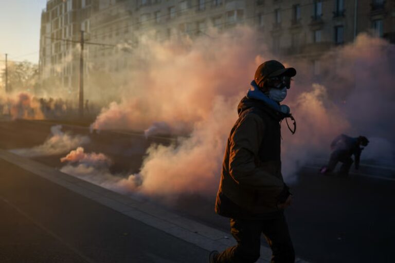 2026-10-31T162434Z_708492232_RC2GEOAQMR6O_RTRMADP_3_FRANCE-PROTEST.JPG