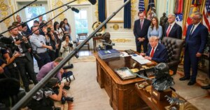 260924-president-trump-oval-office-press-pool-ew-1150a-adff06.jpg