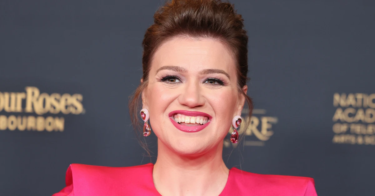 261011-kelly-clarkson-aa-450-fcd26e.jpg