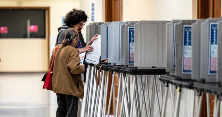 261015-early-voting-california-poll-election-ew-1132a-526d46.jpg