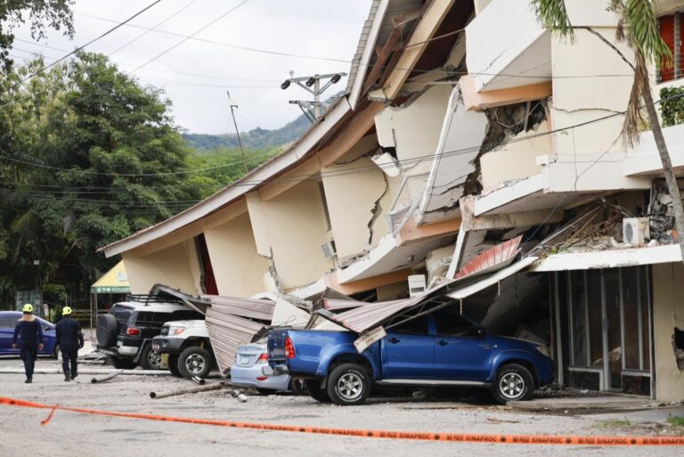 77-magnitude-earthquake-strikes-Panama-collapsing-buildings.jpg