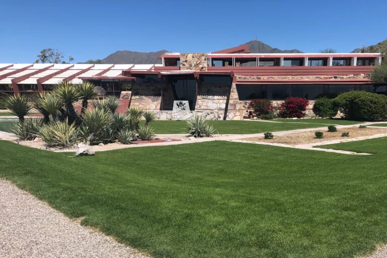 Frank_Lloyd_Wright_House_27559.jpg