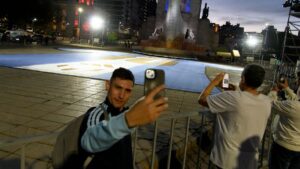 messi-fans-93111791283230.jpg