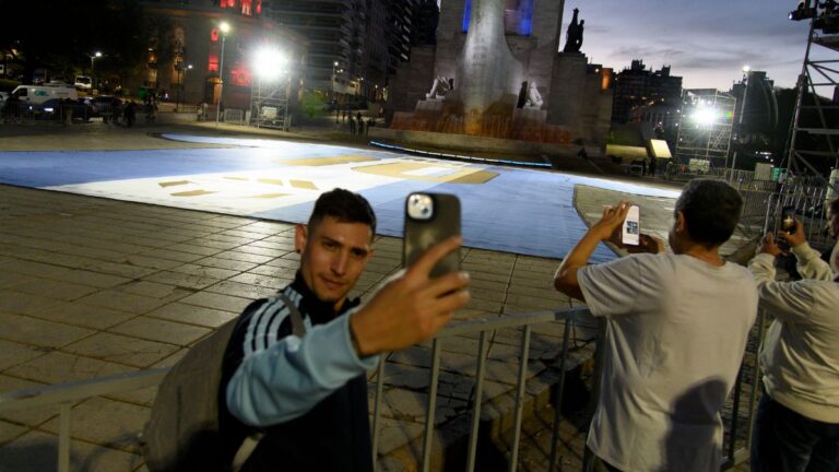 messi-fans-93111791283230.jpg